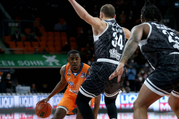 劳塔罗7个自然年意甲进球数上双，成为国米队史第四人（劳塔罗已在7个自然年意甲进球达两位数，位列国米队史第4人）